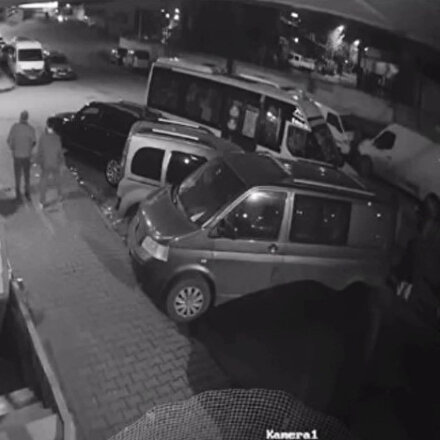 Direksiyon başında uyuyan şoför park halindeki araçlara çarptı