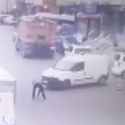 Belediye çalışanına aracın çarpma anı kamerada
