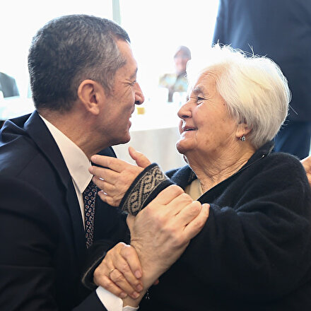 Bakan Selçuk ile 93 yaşındaki hayırsever arasında gülümseten diyalog