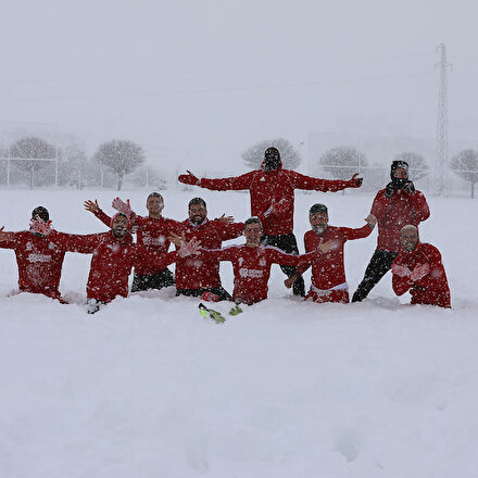 Demir Grup Sivassporlu futbolcuların kar neşesi