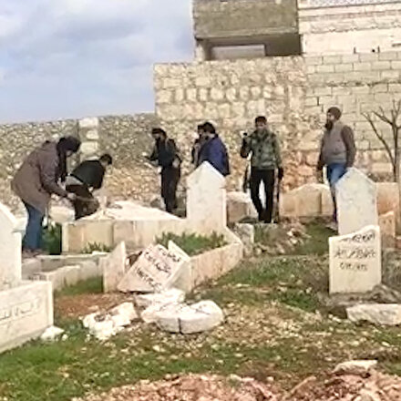 Esed güçleri 9 yıl sonra muhaliflerden aldıkları yerleşimlerde mezarlıkları da yıkıyor