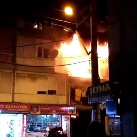 Üç katlı bina alev alev yandı
