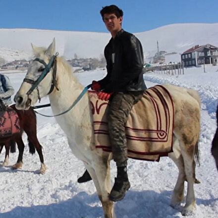 Yolu kapanan mahalleli ulaşımı atlarla sağlıyor