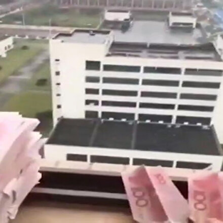 Umutsuz Vuhanlılar paralarını uçak yapıp camdan uçuruyor