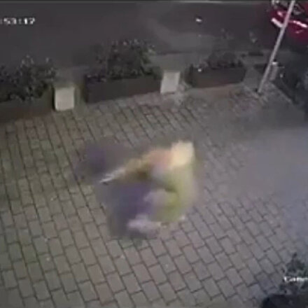Irkçı katliam yapan teröristin kaçtığı anlar kamerada