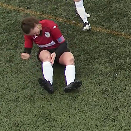Kadın futbolcu çıkan dizini yumruklayarak geri taktı