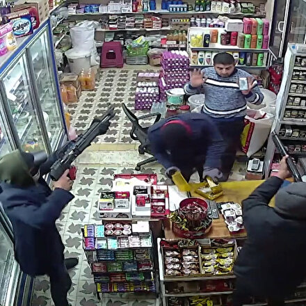 Pompalı tüfekli soyguncuların gasp anı güvenlik kamerasında