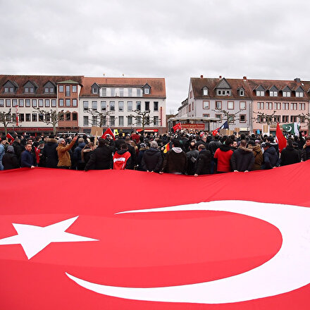 Irkçı saldırı sonrası binlerce Türk Almanya sokaklarına döküldü