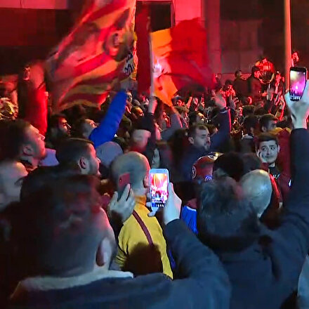 Galatasaraylı taraftarlar Kadıköy galibiyetini Floryada coşkuyla kutladı