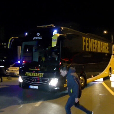 Fenerbahçeli taraftarlar taş ve şişelerle takım otobüsüne saldırdı