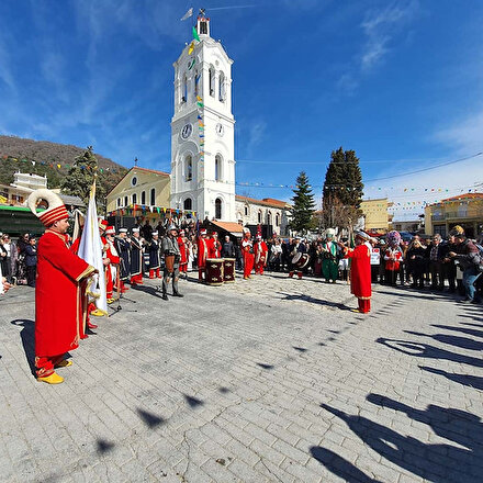 Yunanistan’da kilise meydanı ezan ve zafer marşlarıyla inledi