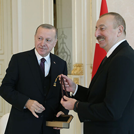 Cumhurbaşkanı Erdoğan İlham Aliyeve tespih hediye etti
