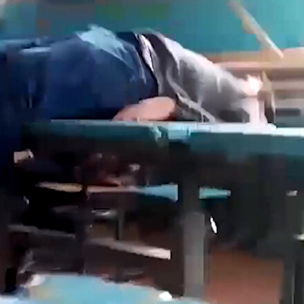 Rusya’da derse alkollü giren öğretmen masadan düştü