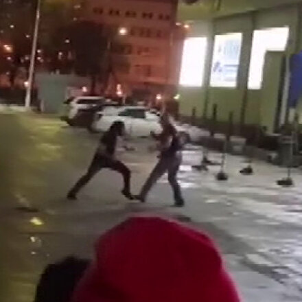 Rus polisi kavgayı ayırmak yerine kavgacı gruplarla beraber izledi