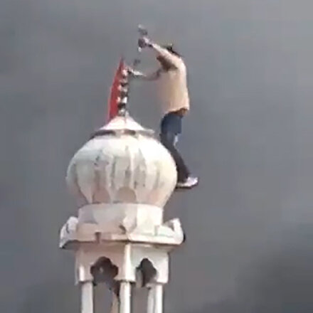 Hindistanda vandallar minaredeki hilale saldırdı