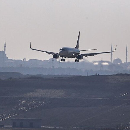 THY uçağı indikten sonra ön dikmesinin çıkması nedeniyle pist ortasında kaldı