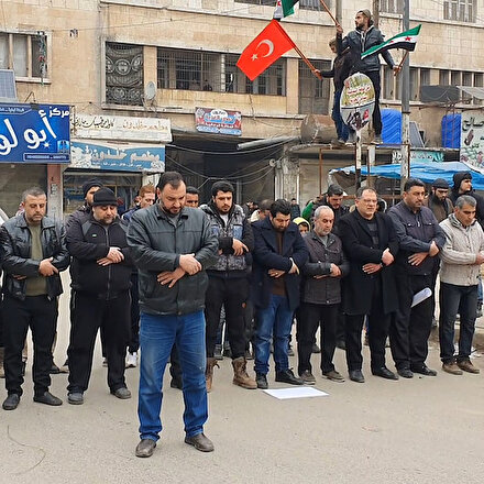 İdlibliler, şehit Türk askerleri için gıyabi cenaze namazı kıldı