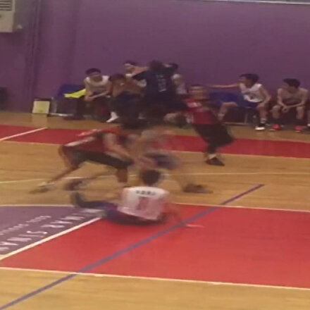 Basketbol maçında antrenör ortalığı birbirine kattı