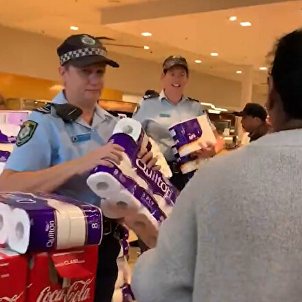 Tuvalet kağıtlarını polis dağıtıyor