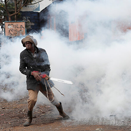 Kenyada pazar yerlerinde sosyal mesafeyi korumak için göz yaşartıcı gaz ile müdahale ediliyor