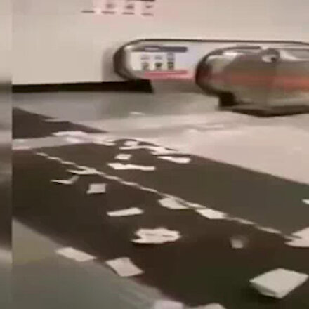 Metroda yere saçılan paralara kimse dokunamadı