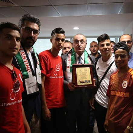 Kudüslü gençler Albayrakı unutmadı