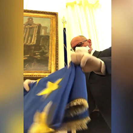 İtalyan siyasetçilerden ABye bayraklı koronavirüs tepkisi