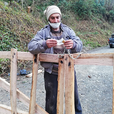 Koronavirüs nedeniyle gelenleri kontrol etmek için mahalle girişine kapı yerleştirdiler