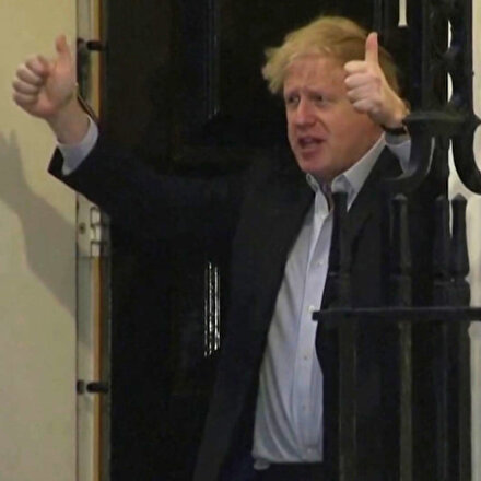 Karantina altında olan Boris Johnson ilk kez görüntülendi