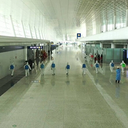 Karantinanın sona ereceği Wuhan’da havaalanı dezenfekte ediliyor