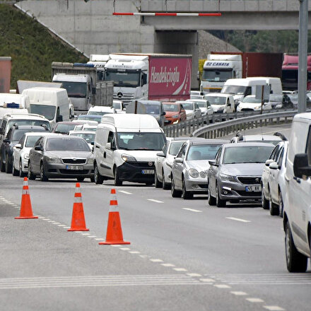 İzmirde kilometrelerce araç kuyruğu oluştu: 6 kilometre 2 saat sürdü