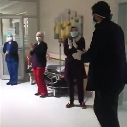 Koronavirüs tedavisinin ardından iyileşen hasta alkışlarla taburcu edildi