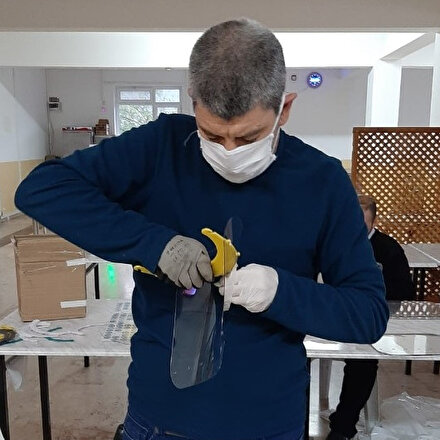 Üniversitede hafta sonu mesai yaptılar: Bin adet siperli maske ürettiler