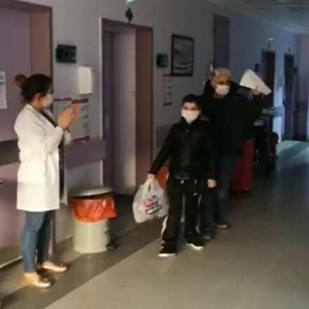 Koronavirüs hastası dede ve torun alkışlarla taburcu oldu