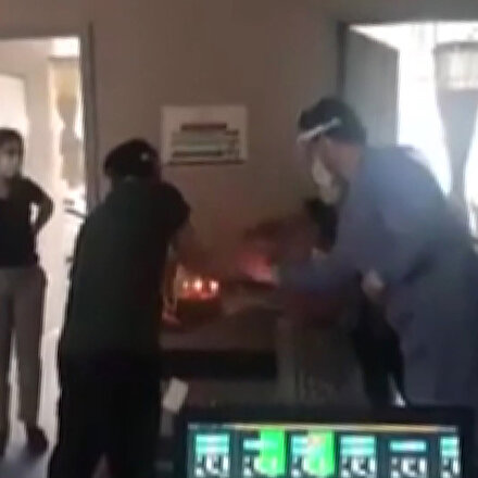 Koronavirüs tedavisi gören minik ikizlere hastanede doğum günü sürprizi