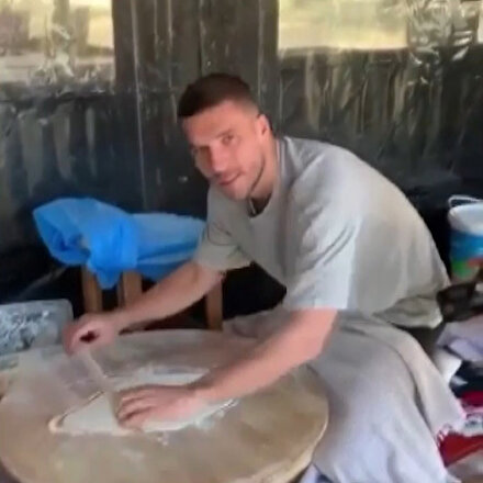 Podolski futbolculuğunun yanı sıra Türkiyede yaptıklarıyla halkın gönlünde taht kurdu