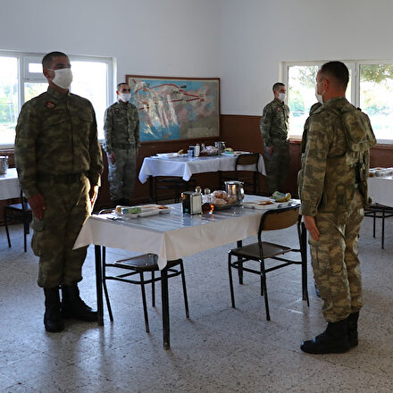 Hudut karakolunda görevli Mehmetçik iftar sofrasında buluştu