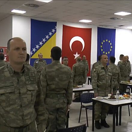 MSB yurt dışında görevli Mehmetçiğin ilk iftarına ait görüntüleri paylaştı