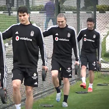 Beşiktaş sosyal mesafe kurallarına uygun olarak antrenman yaptı