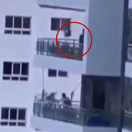 Bilinçsiz baba, çocuğunu sekizinci kattaki balkona kurduğu salıncakla boşluğa salladı