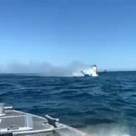 ABDde yanan küçük tekne battı