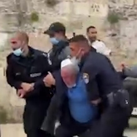 İşgalci İsrail polisi Filistinli yaşlı adamı yerlerde sürükledi