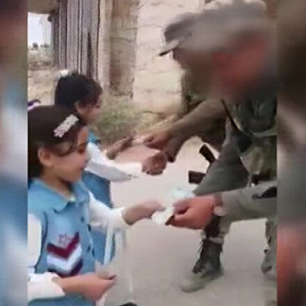 İdlibde Mehmetçikler, çocuklara bayram harçlığı verdi