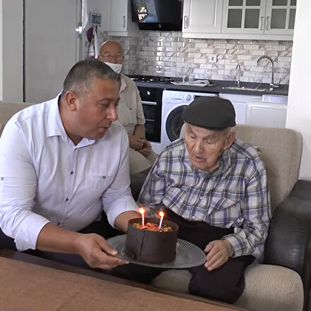 91 yaşındaki Mehmet Amcaya Cumhurbaşkanı Erdoğandan sürpriz doğum günü