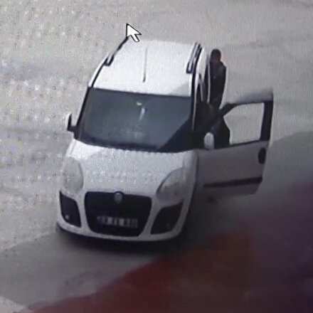 Yol ortasında benzini biten araca polis desteği: İstasyona kadar ittiler