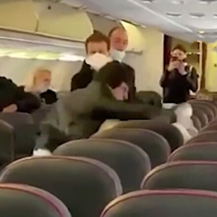 Rusyadaki bir yolcu uçağında yaşanan sosyal mesafe kavgası kamerada