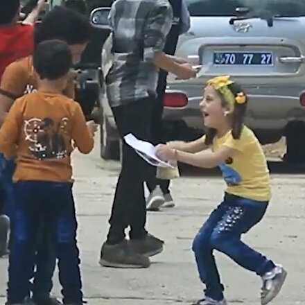 Bayram harçlığı alan İdlibli çocukların paha biçilmez sevinci