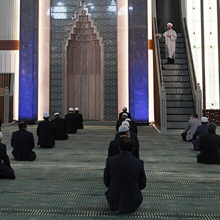 Diyanetten cuma namazı için uyarı afişi: Evinizde abdest alın, maske takın, seccadenizi getirin