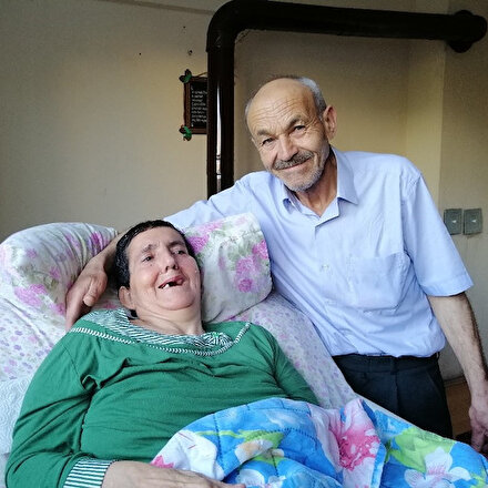 Felçli eşine yıllardır bakan vefalı eş sevgisiyle herkese örnek oluyor