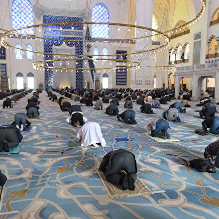 Çamlıca Camiinde sosyal mesafeli Cuma namazı